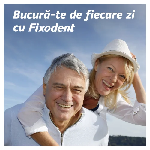 Cuplu zambitor, femeie pe spatele barbatului, ambii radiind incredere, cu textul "Bucura-te de fiecare zi cu Fixodent" deasupra. Cuplu zambitor, femeie pe spatele barbatului, ambii radiind incredere, cu textul "Bucura-te de fiecare zi cu Fixodent" deasupra.