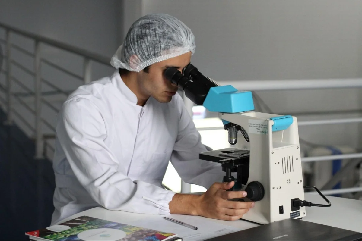 Laborant la microscop Laborant la microscop