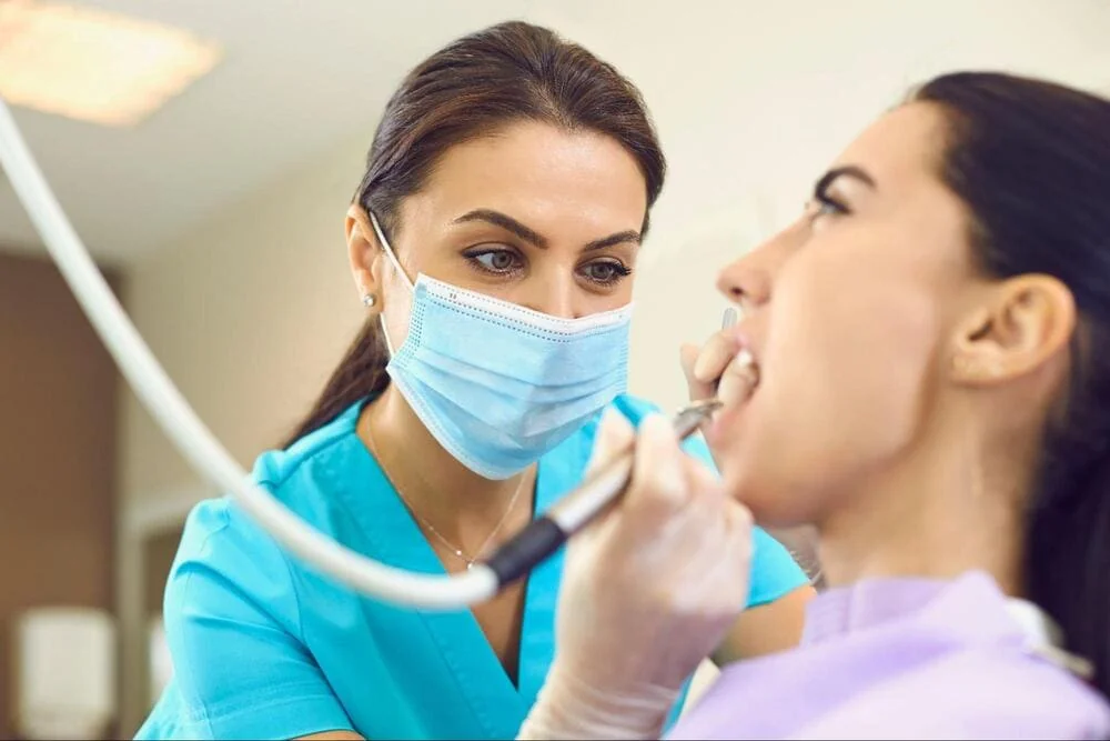 doctor stomatolog trateaza dantura unei paciente doctor stomatolog trateaza dantura unei paciente