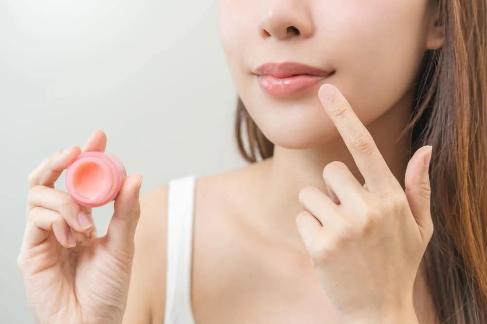 Rutina pentru buze in 4 pasi: exfoliere, hidratare, reparare si protectie SPF