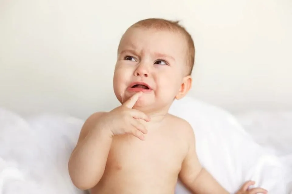 Simptomele eruptiei dentare la bebelusi
