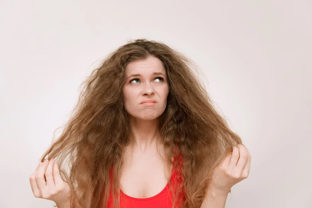 Frizz-ul (electrizarea parului): ce este, de ce apare, indicatii