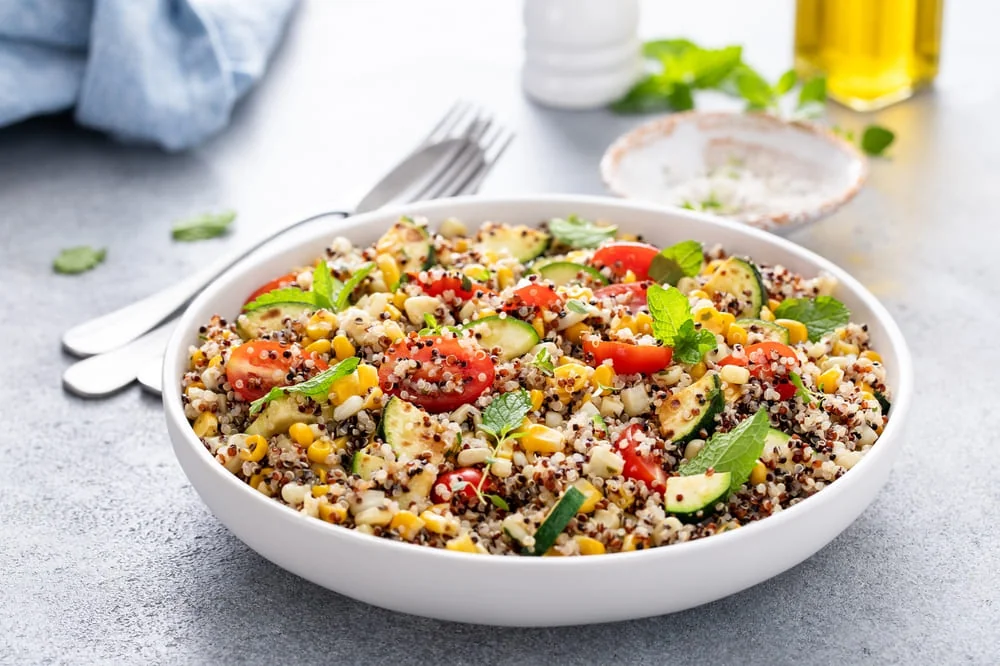 bol cu salata facuta din alimente care nu contin gluten bol cu salata facuta din alimente care nu contin gluten