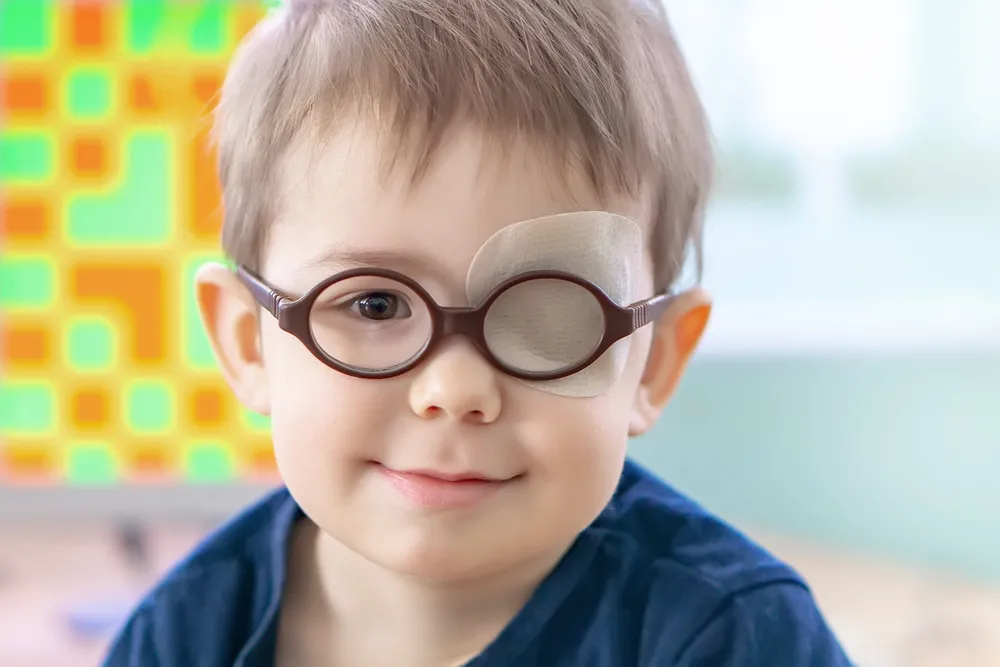 copil cu ochelari de vedere