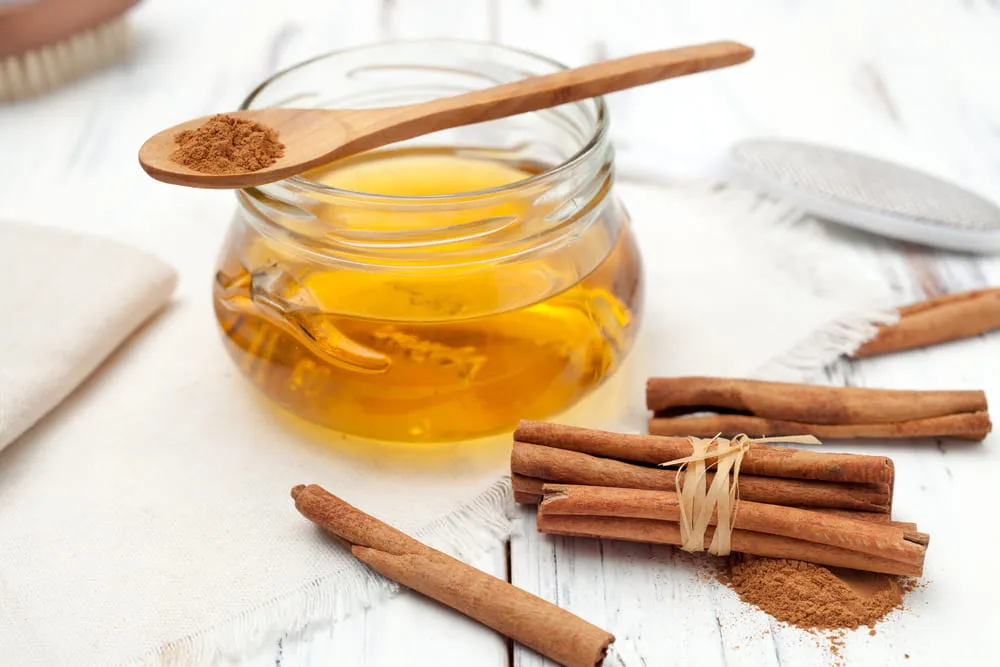 Beneficiile consumului de miere cu scortisoara
