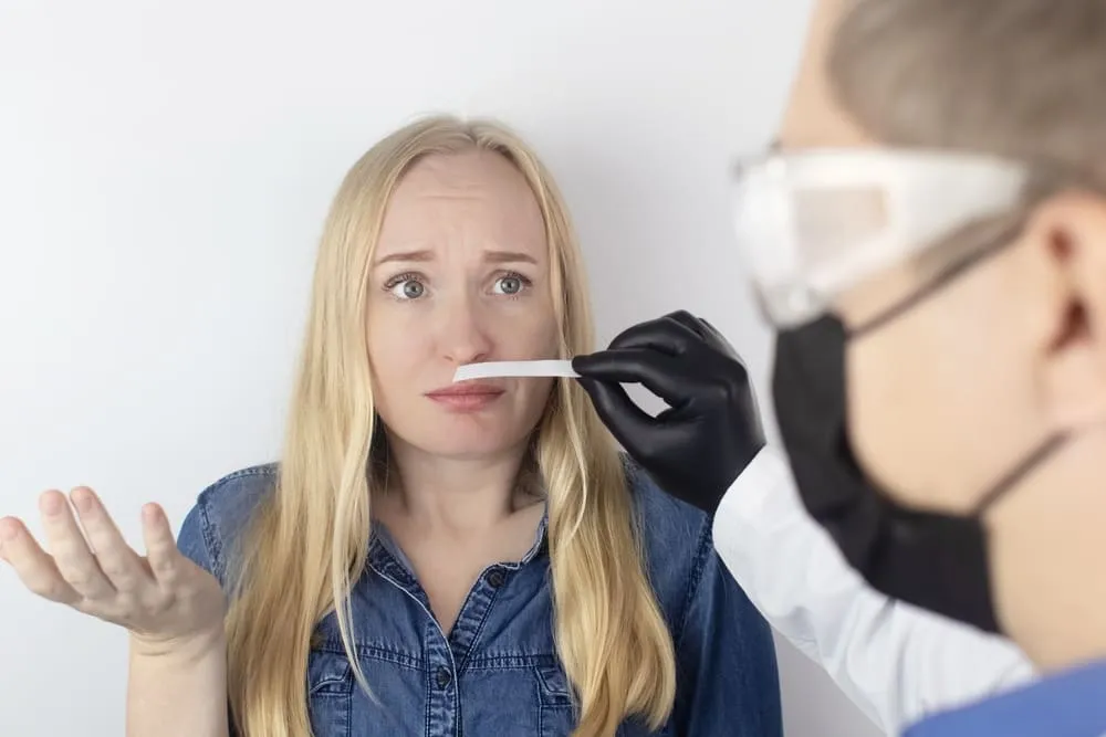 doctor testeaza mirosul unei femei