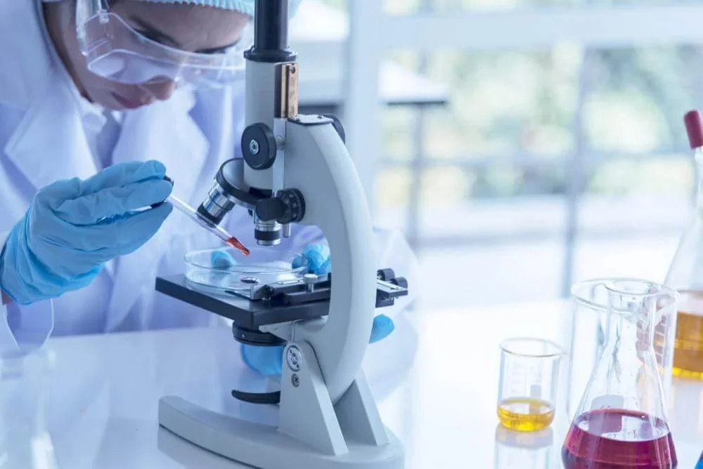 Laboranta si microscopul