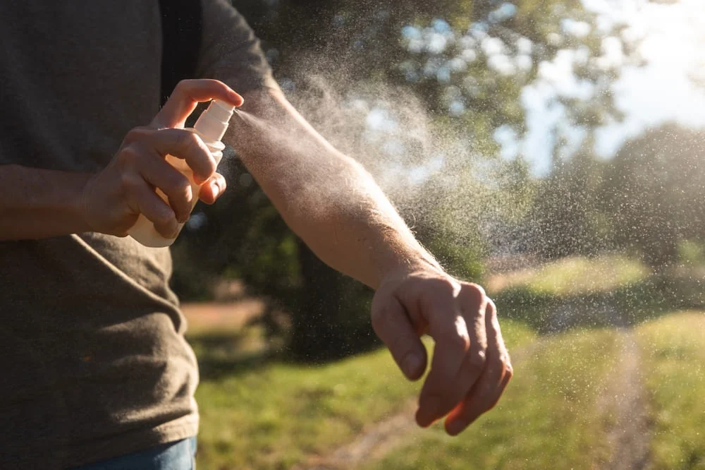 Cat de des se aplica spray-ul impotriva tantarilor? Sfaturi si recomandari utile