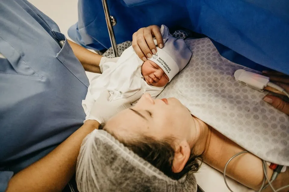 Nou-nascut si mamica