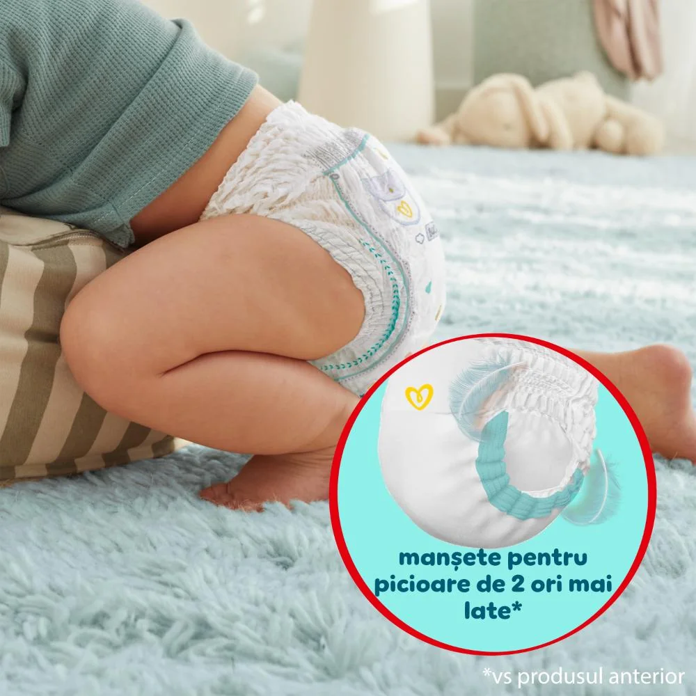 Bebeluș purtând un scutec Pampers, cu accent pe manșetele elastice pentru picioare, evidențiate printr-un detaliu grafic.