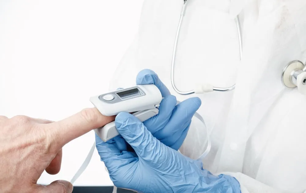 medic verifica nivelul oxigenului din sange