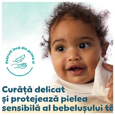 Bebelus caruia i se curata delicat fata cu un servetel, pentru protejarea pielii sensibile. Bebelus caruia i se curata delicat fata cu un servetel, pentru protejarea pielii sensibile.