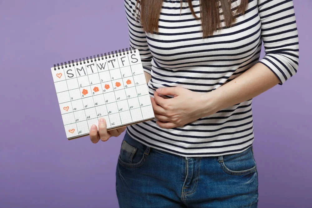 Femeie cu un calendar in mana Femeie cu un calendar in mana