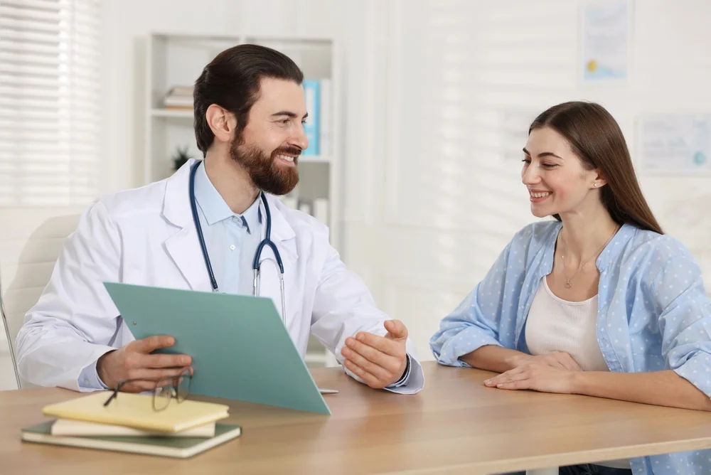 Medic care discuta cu o pacienta Medic care discuta cu o pacienta
