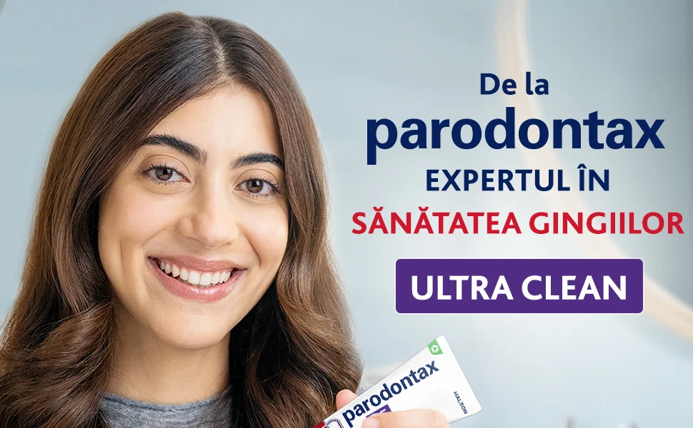 Femeie care zambeste in timp ce pune pasta de dinti pe periuta cu text Parodontax - expertul in sanatatea gingiilor Femeie care zambeste in timp ce pune pasta de dinti pe periuta cu text Parodontax - expertul in sanatatea gingiilor