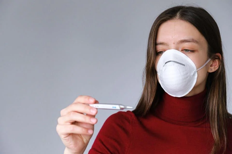 Cum recunosti infectia cu Omicron: 5 simptome posibile