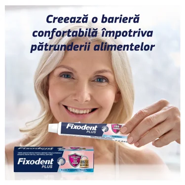 Femeie zambitoare tinand un tub de Fixodent Plus Food Barrier, cu ambalajul cutiei de Fixodent dedesubt. Femeie zambitoare tinand un tub de Fixodent Plus Food Barrier, cu ambalajul cutiei de Fixodent dedesubt.