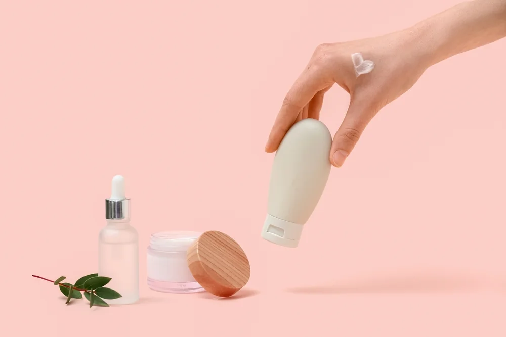 Ser hidratant vs crema hidratanta: ce alegi si cand le folosesti impreuna?