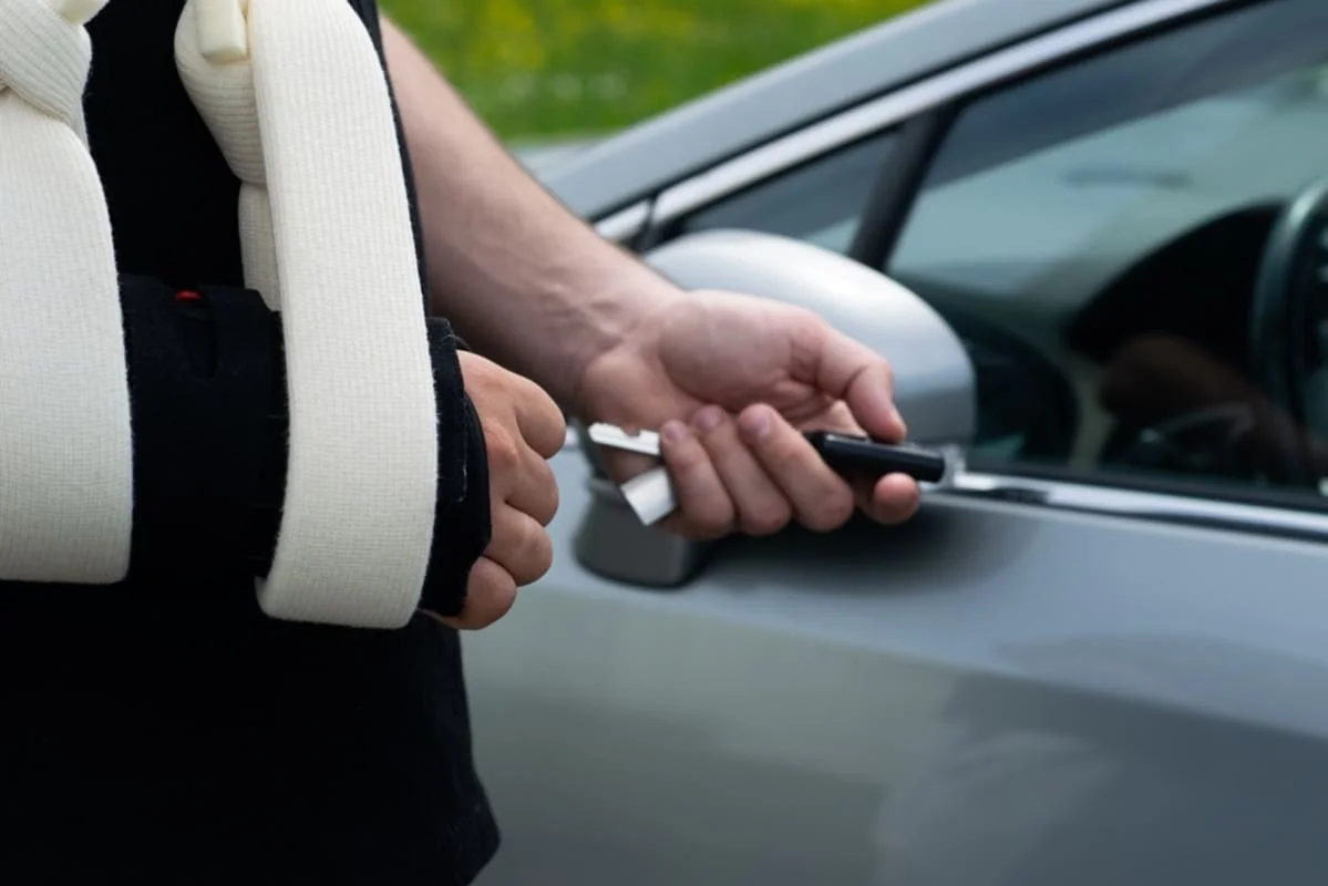 Fractura si reluarea condusului auto: cand este sigur sa te urci din nou la volan?