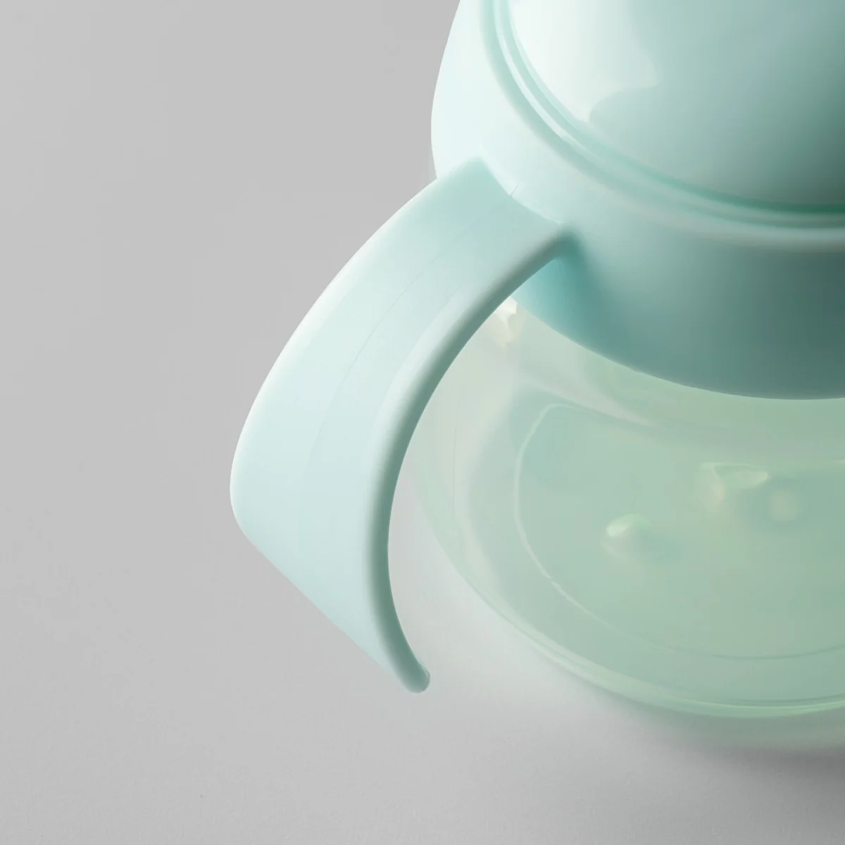 Cana  Starter Spout antiscurgere pentru 4 luni + cu cioc rezistent la muscaturi si manere usor de prins, 150ml, Tommee Tippee