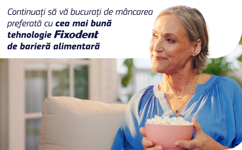 Femeie zambitoare tinand un bol de popocorn in brate Femeie zambitoare tinand un bol de popocorn in brate