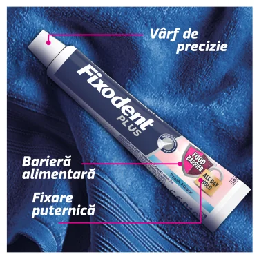 Tub de Fixodent Plus Food Barrier, crema adeziva pentru proteze dentare, cu fixare puternica si confort, pe un fundal albastru texturat. Tub de Fixodent Plus Food Barrier, crema adeziva pentru proteze dentare, cu fixare puternica si confort, pe un fundal albastru texturat.