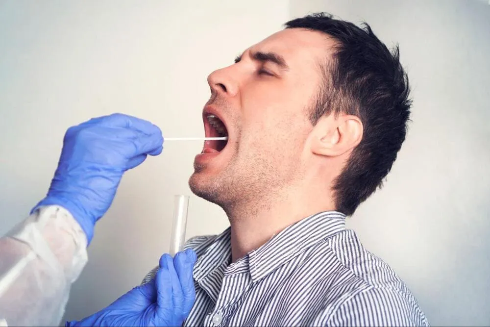 doctor ai monstra de saliva de la un pacient