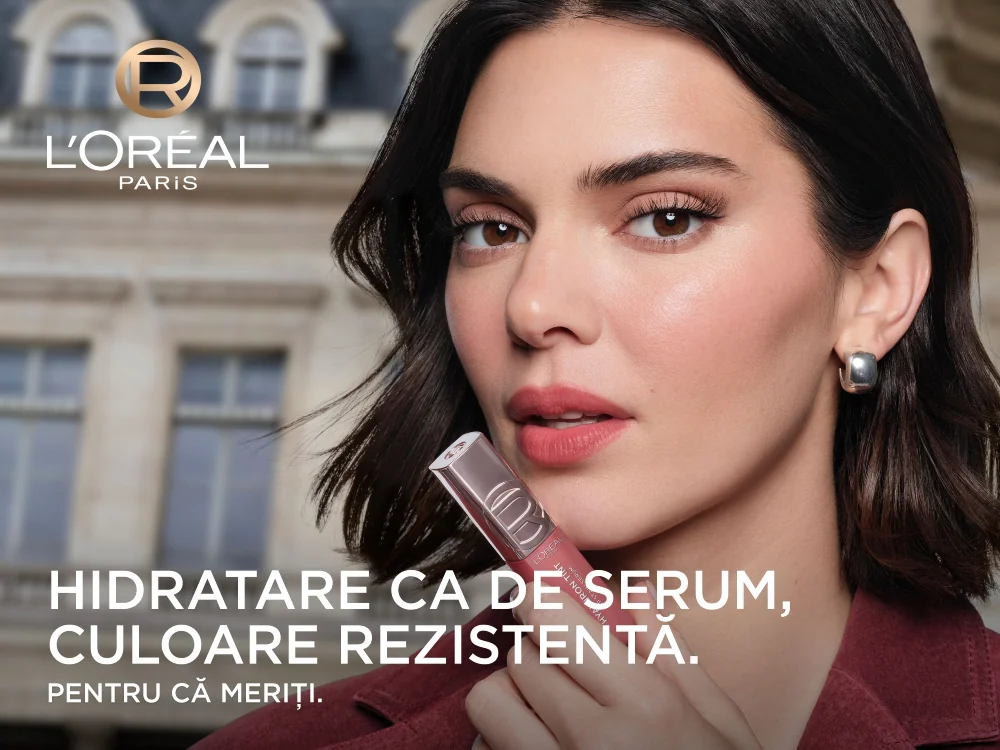 Model prezentand luciul de buze Hyaluron Tint 601 Worth It, L’Oreal Paris, cu hidratare ca de serum si culoare rezistenta.