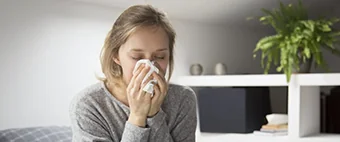 femeie care isi sterge nasul femeie care isi sterge nasul