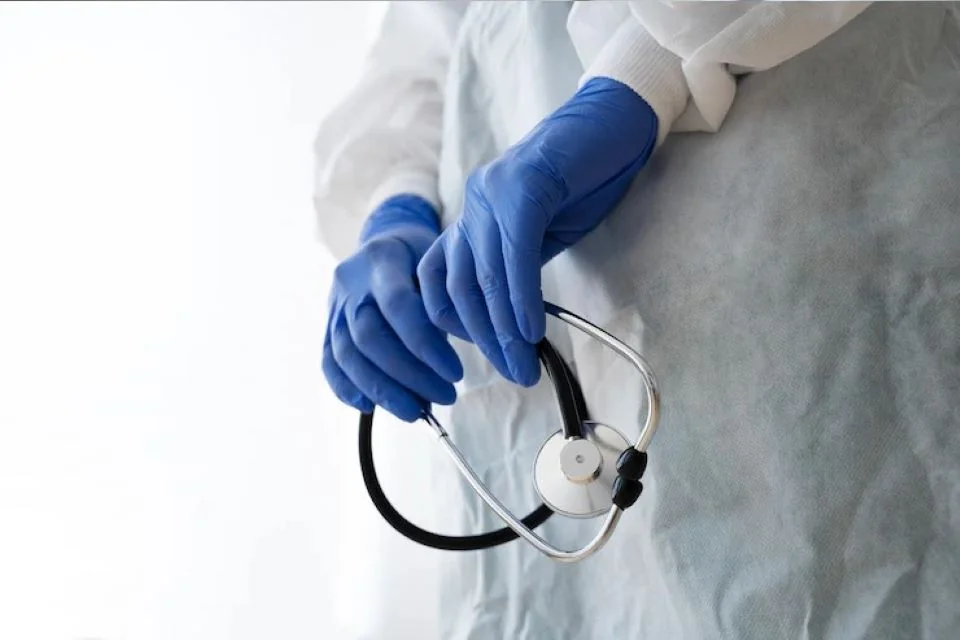 doctor cu stetoscop in mana