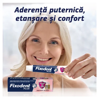 Femeie zambitoare tinand un tub de Fixodent Plus Food Barrier, cu ambalajul cutiei de Fixodent dedesubt. Femeie zambitoare tinand un tub de Fixodent Plus Food Barrier, cu ambalajul cutiei de Fixodent dedesubt.