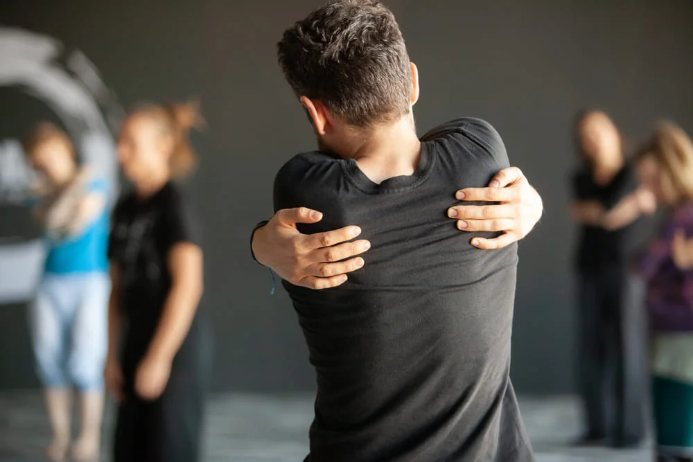 barbat care danseaza intr-o sala de dans barbat care danseaza intr-o sala de dans