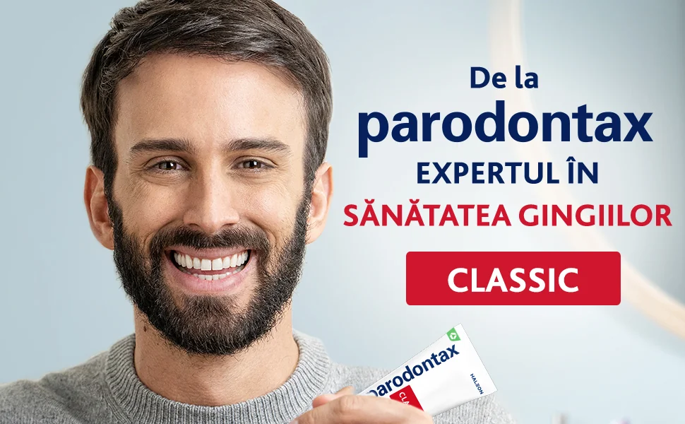 Barbat care zambeste si tine in mana pasta de dinti Parodontax Classic Barbat care zambeste si tine in mana pasta de dinti Parodontax Classic