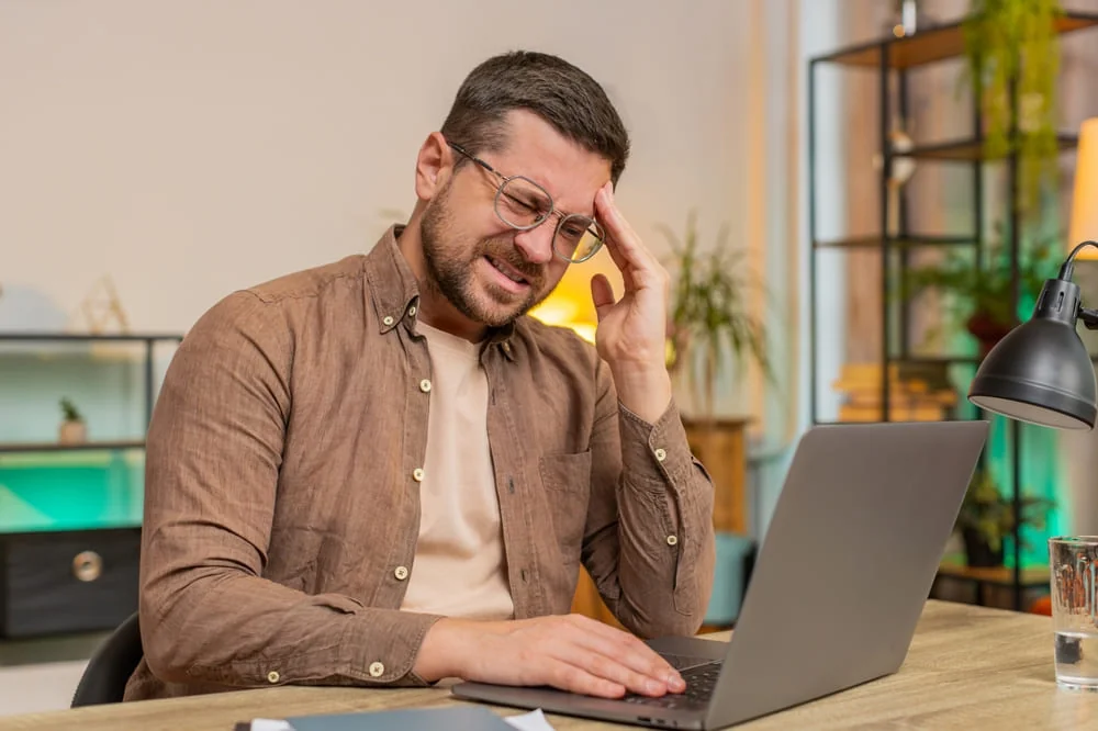 De ce te doare capul dupa statul la calculator: cauze frecvente si recomandari