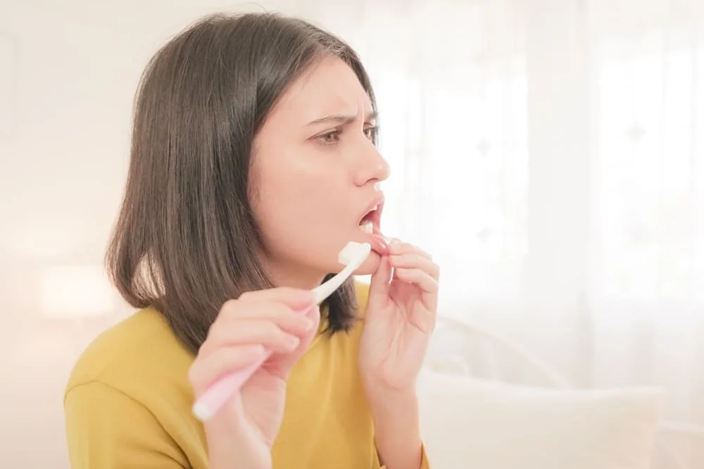Periuta de dinti pentru gingii sensibile: ce caracteristici sa cauti pentru alegerea potrivita
