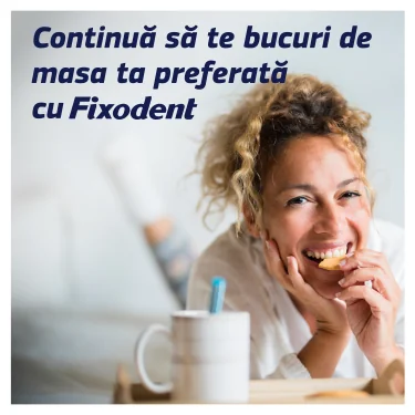 Cuplu zambitor, femeie pe spatele barbatului, ambii radiind incredere, cu textul "Bucura-te de fiecare zi cu Fixodent" deasupra. Cuplu zambitor, femeie pe spatele barbatului, ambii radiind incredere, cu textul "Bucura-te de fiecare zi cu Fixodent" deasupra.