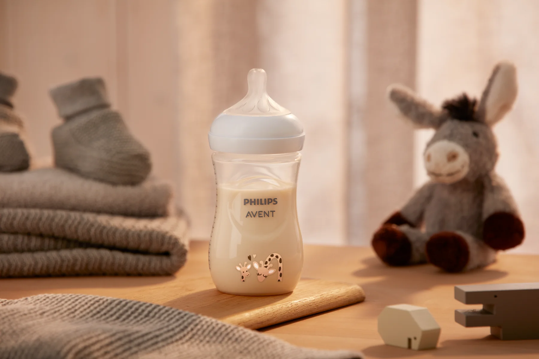 Biberon pentru +1 luna model girafa Natural Response SCY903/66, 260ml, Philips Avent