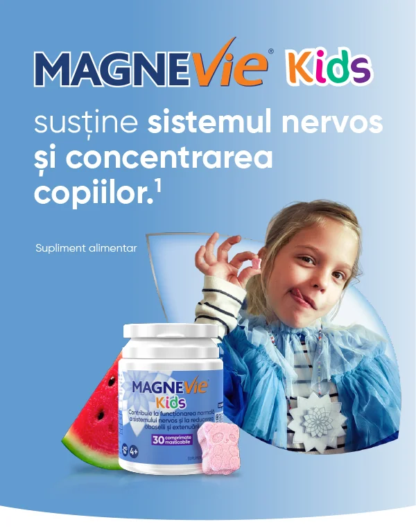 Fetita ce tine un comprimat masticabil MagneVie Kids