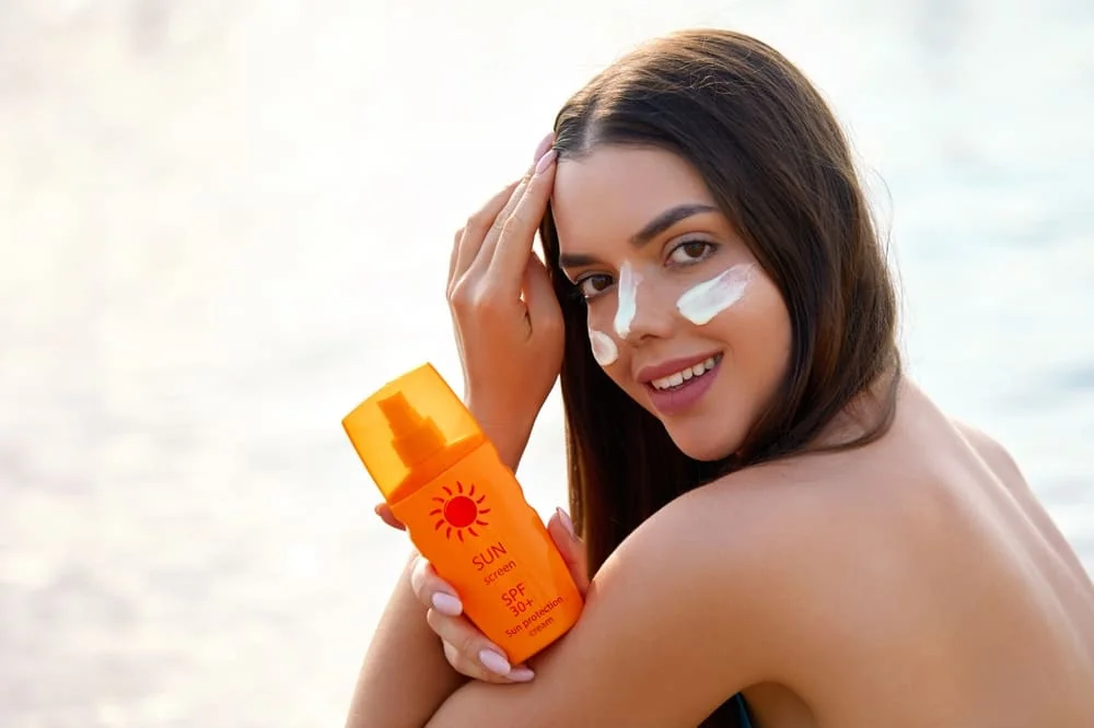 Cum aplici corect crema cu SPF: cantitatea necesara, sfaturi utile
