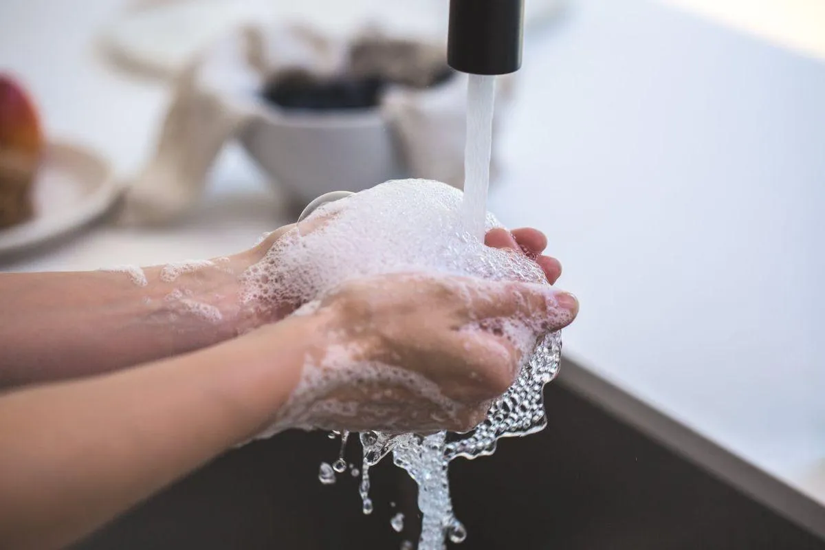Igiena mainilor: Cand, cum si cu ce te speli pe maini ca sa te protejezi de infectii