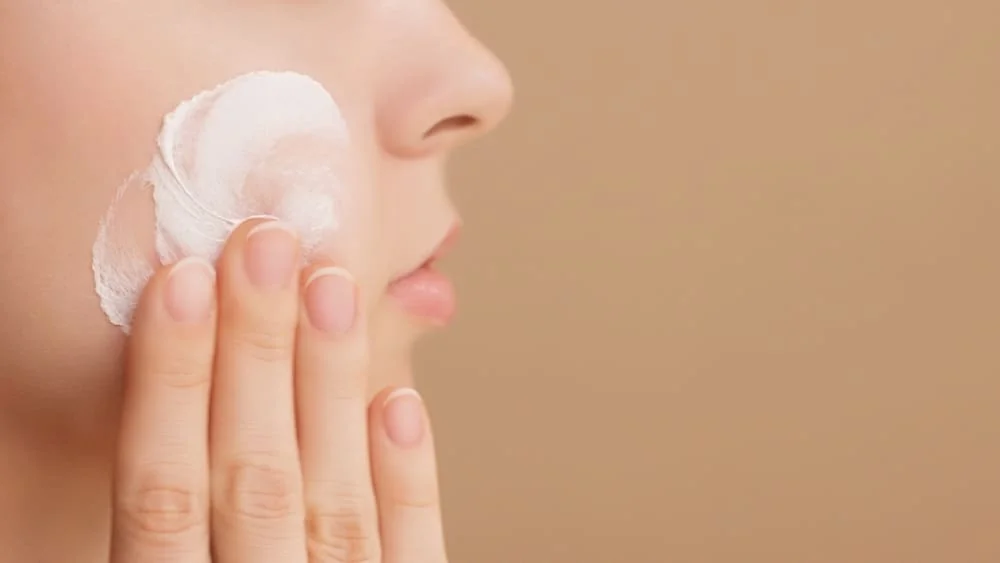 SPF cu pigment vs fond de ten cu SPF: ce alegi pentru protectie reala si acoperire?