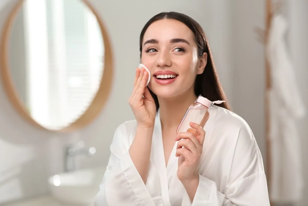 Machiaj pentru ten uscat: 7 pasi esentiali pentru un finish luminos si natural