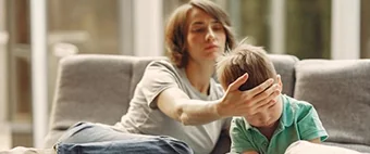 mama care verifica daca copilul are febra mama care verifica daca copilul are febra
