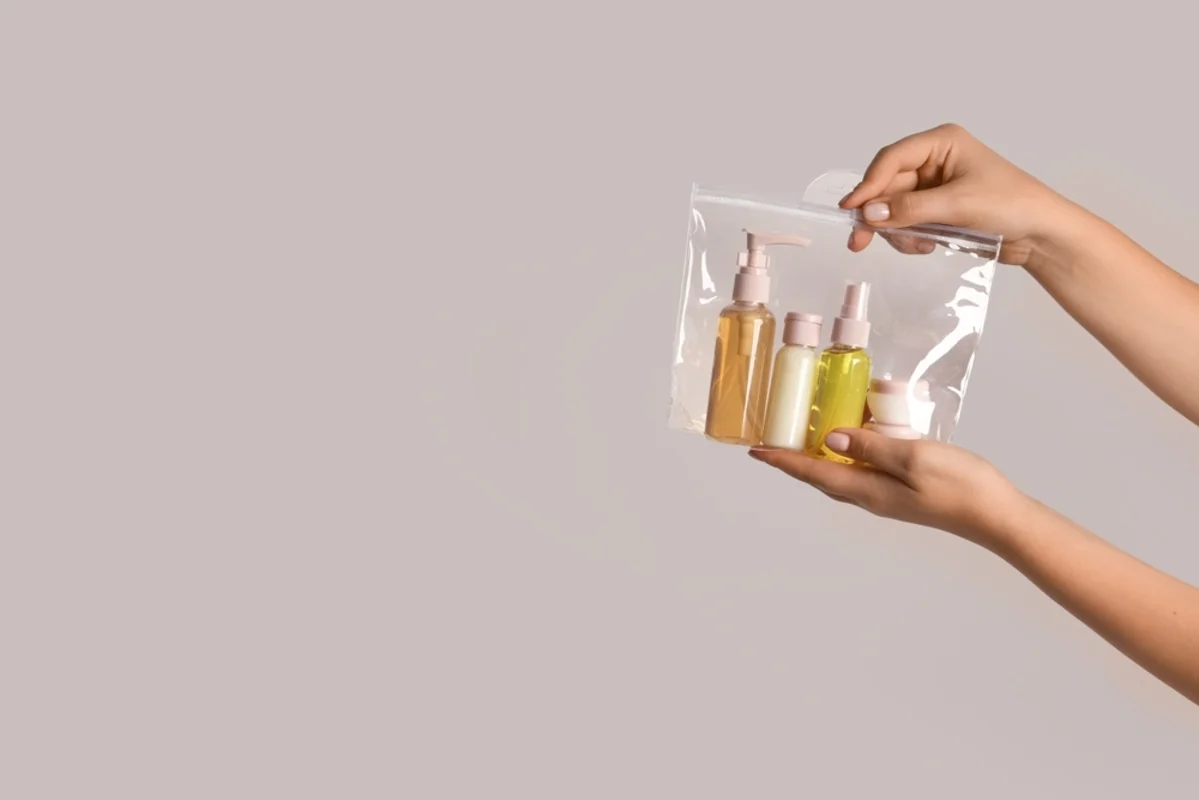 10 produse care nu trebuie sa lipseasca din geanta de cosmetice pentru vacanta