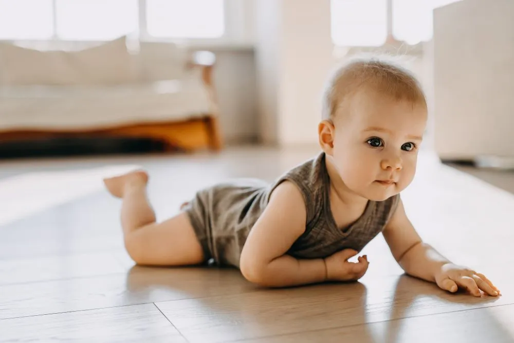 Bebe la 8 luni: dezvoltare si sfaturi utile