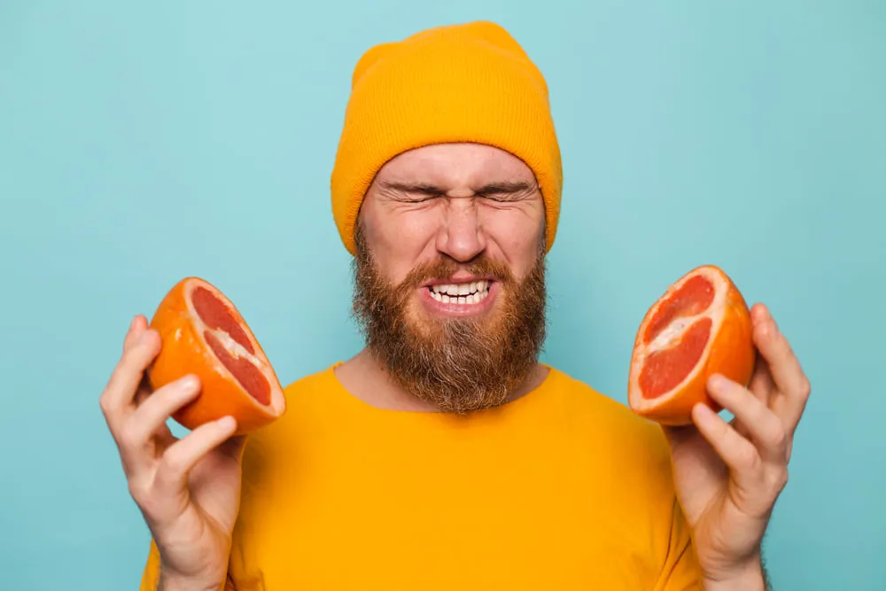 barbat cu grapefruit in maini