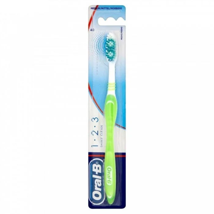 Periuta de dinti Shiny Clean 40 Medium, 1 bucata, Oral-B