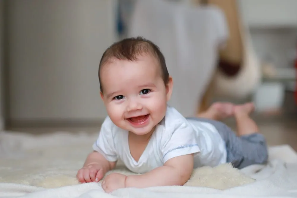Bebe la 6 luni: dezvoltare si sfaturi utile