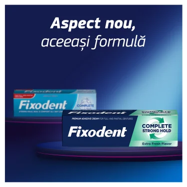 Doua cutii de Fixodent Complete, crema adeziva pentru proteze dentare, pe un fundal albastru cu sloganul "Aspect nou, aceeasi formula". Doua cutii de Fixodent Complete, crema adeziva pentru proteze dentare, pe un fundal albastru cu sloganul "Aspect nou, aceeasi formula".
