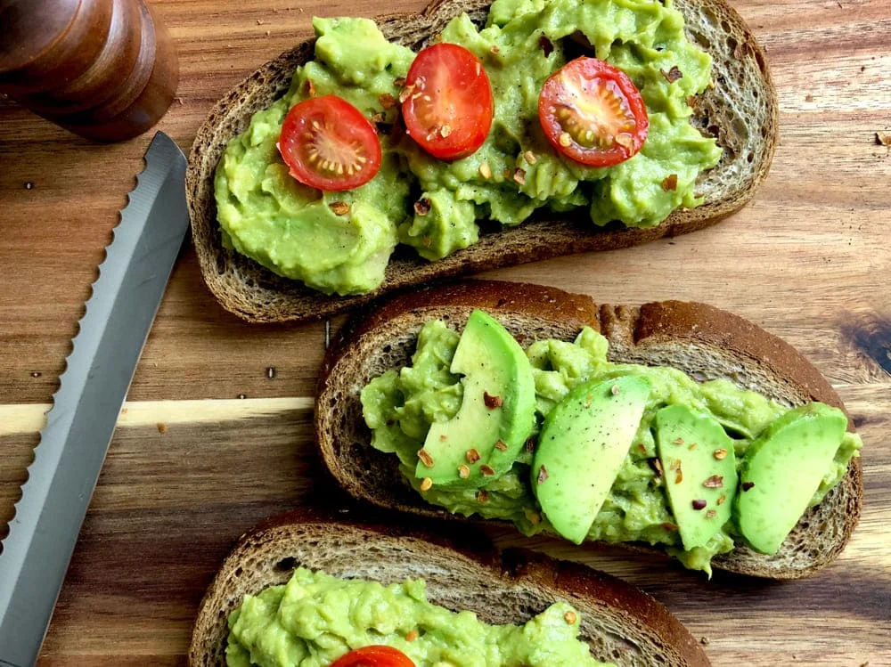 avocado cu rosii